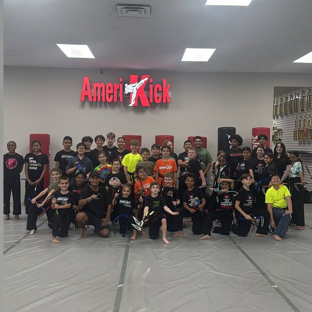 Rudy Reynon II with large AmeriKick workshop group holding kamas